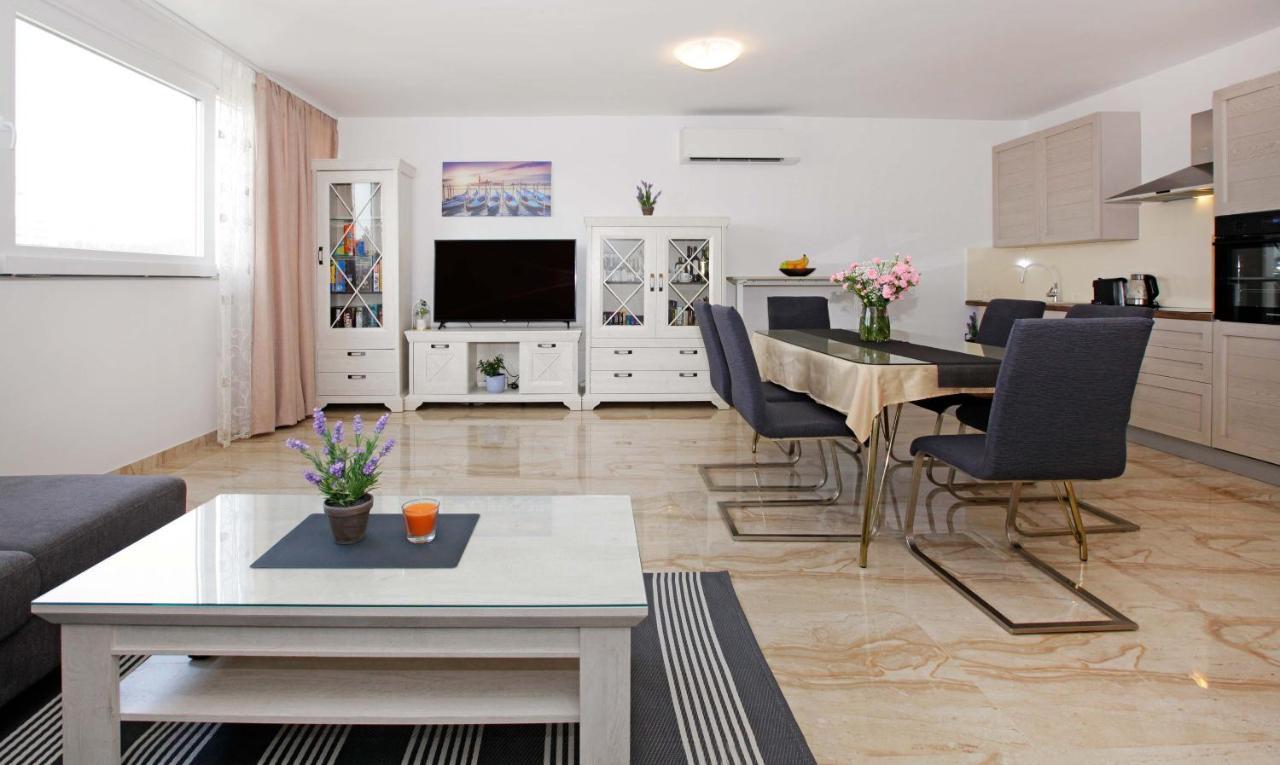 Modern 2-Bed Apt, Late Check In Available Split Eksteriør bilde